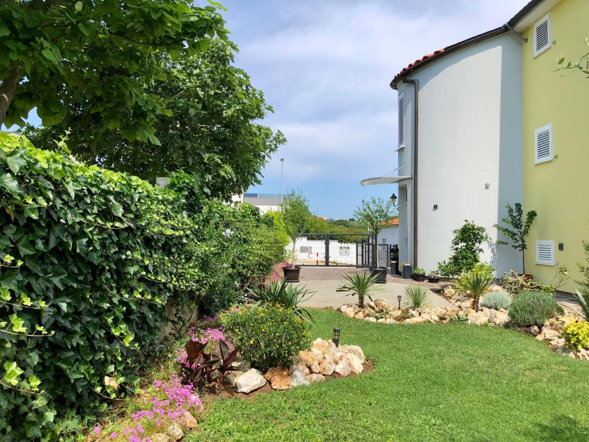 Goldfinch Estate Apartment Баньоле Екстериор снимка